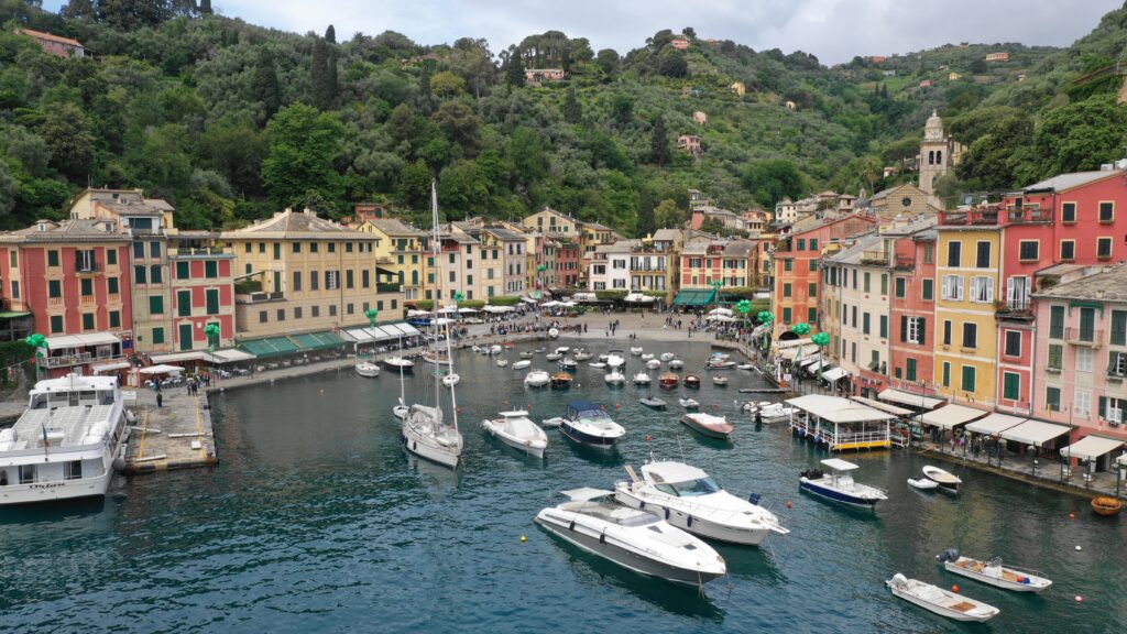 Veduta del porto di Portofino con le case color pastello